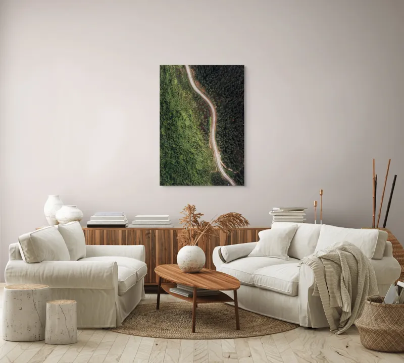 Tablou Canvas, "Drumul șerpuitor prin pădurea deasă", Drum, Pădure, Verdeață, Curbe, Vedere, Aeriană, Peisaj, Natură, Liniște, Frumusețe, 70 x 100 cm – poza 4