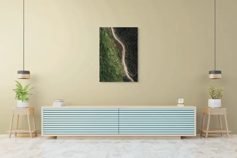 Tablou Canvas, "Drumul șerpuitor prin pădurea deasă", Drum, Pădure, Verdeață, Curbe, Vedere, Aeriană, Peisaj, Natură, Liniște, Frumusețe, 70 x 100 cm – poza 5