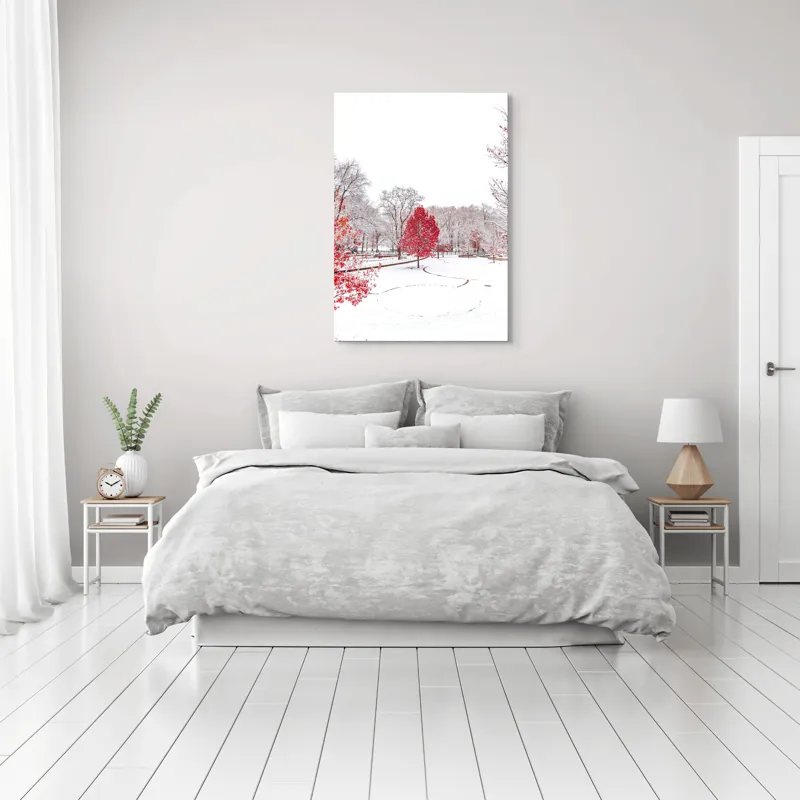 Tablou Canvas, "Peisaj de iarnă cu pom roșu", Alb, Roșu, Zăpadă, Copaci, Contrast, Iarnă, Frunziș, Peisaj, Parcare, Linie, 70 x 100 cm – poza 3