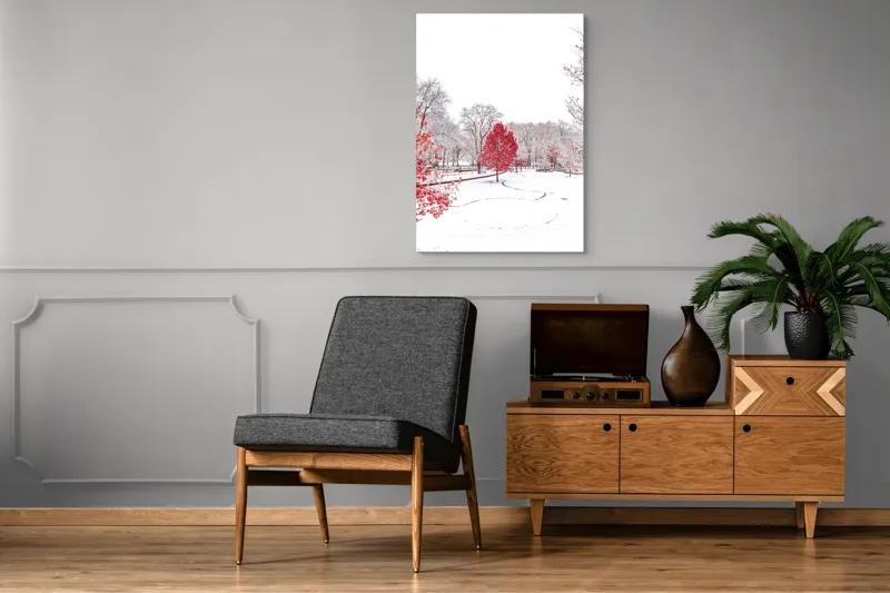 Tablou Canvas, "Peisaj de iarnă cu pom roșu", Alb, Roșu, Zăpadă, Copaci, Contrast, Iarnă, Frunziș, Peisaj, Parcare, Linie, 70 x 100 cm – poza 6