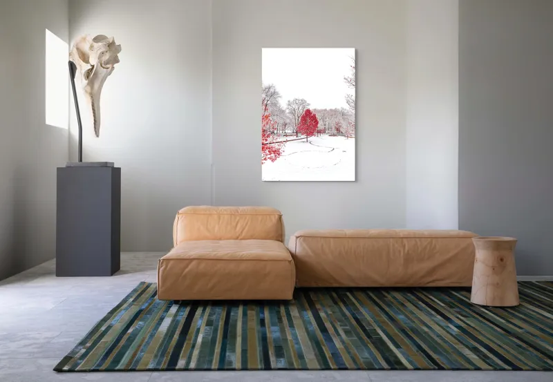 Tablou Canvas, "Peisaj de iarnă cu pom roșu", Alb, Roșu, Zăpadă, Copaci, Contrast, Iarnă, Frunziș, Peisaj, Parcare, Linie, 70 x 100 cm – poza 7