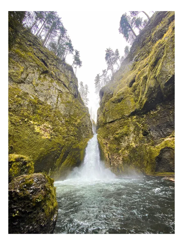 Tablou Canvas, "Cascada misterioasă printre stânci alpine", Cascade, Stânci, Apă, Vegetație, Noroi, Arbori, Cădere, Natură, Culoare., 70 x 100 cm