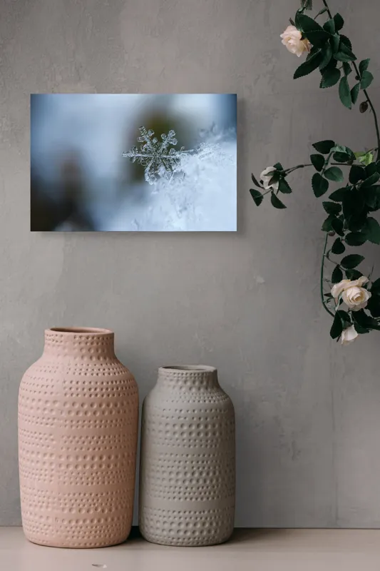 Tablou Canvas, "Fragilitatea unei fulgi de nea unice", Fragilitate, Iarnă, Cristal, Natură, Detaliu, Rece, Simetrie, 39 x 26 cm – poza 4