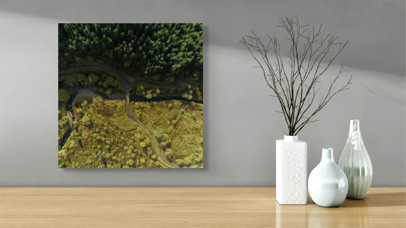 Tablou Canvas, "Râu șerpuind prin pădurea verde", Pădure, Râu, Drum, Natură, Verdeață, Dealuri, Pod, Peisaj, Lumină, Umbre, 50 x 50 cm – poza 3