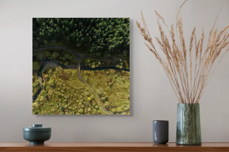 Tablou Canvas, "Râu șerpuind prin pădurea verde", Pădure, Râu, Drum, Natură, Verdeață, Dealuri, Pod, Peisaj, Lumină, Umbre, 50 x 50 cm – poza 4