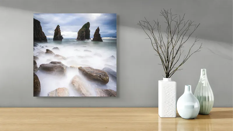 Tablou Canvas, "Pietrele marii dansând în ceață", Rocă, Mare, Ceață, Cer, Valuri, Stânci, Pesaj, Nor, Albastru, Aspru, 50 x 50 cm – poza 3