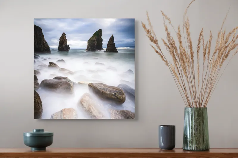 Tablou Canvas, "Pietrele marii dansând în ceață", Rocă, Mare, Ceață, Cer, Valuri, Stânci, Pesaj, Nor, Albastru, Aspru, 50 x 50 cm – poza 4
