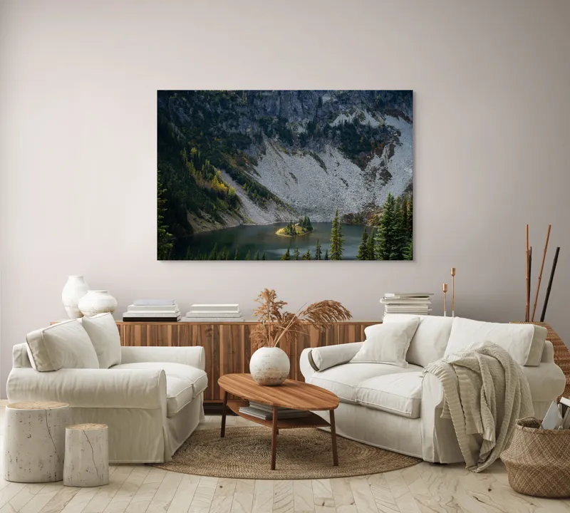 Tablou Canvas, "Insulă liniștită sub munte stâncos", Lac, Insulă, Pini, Stânci, Munți, Vegetație, Apă, Peisaj, Natural, Sălbatic, 150 x 100 cm – poza 3