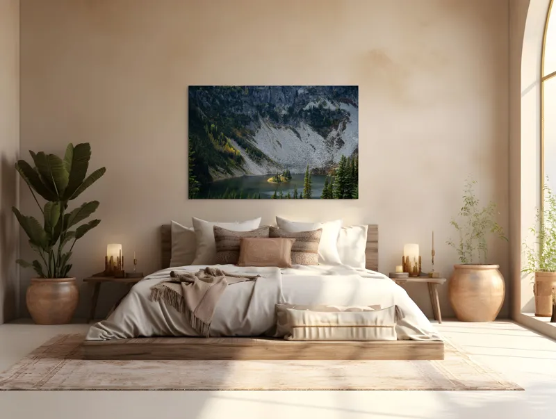 Tablou Canvas, "Insulă liniștită sub munte stâncos", Lac, Insulă, Pini, Stânci, Munți, Vegetație, Apă, Peisaj, Natural, Sălbatic, 150 x 100 cm – poza 4