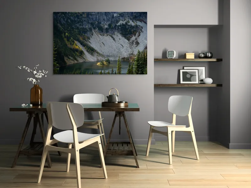 Tablou Canvas, "Insulă liniștită sub munte stâncos", Lac, Insulă, Pini, Stânci, Munți, Vegetație, Apă, Peisaj, Natural, Sălbatic, 150 x 100 cm – poza 5