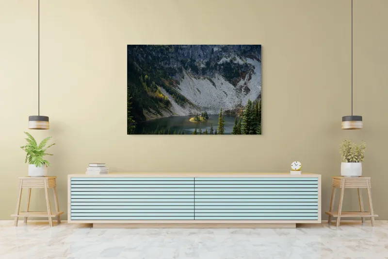 Tablou Canvas, "Insulă liniștită sub munte stâncos", Lac, Insulă, Pini, Stânci, Munți, Vegetație, Apă, Peisaj, Natural, Sălbatic, 150 x 100 cm – poza 6