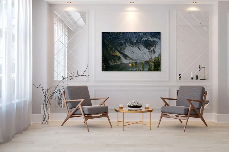 Tablou Canvas, "Insulă liniștită sub munte stâncos", Lac, Insulă, Pini, Stânci, Munți, Vegetație, Apă, Peisaj, Natural, Sălbatic, 150 x 100 cm – poza 7