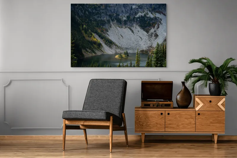 Tablou Canvas, "Insulă liniștită sub munte stâncos", Lac, Insulă, Pini, Stânci, Munți, Vegetație, Apă, Peisaj, Natural, Sălbatic, 150 x 100 cm – poza 8
