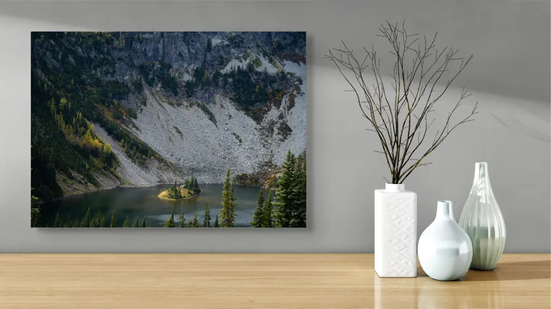 Tablou Canvas, "Insulă liniștită sub munte stâncos", Lac, Insulă, Pini, Stânci, Munți, Vegetație, Apă, Peisaj, Natural, Sălbatic, 70 x 50 cm – poza 3