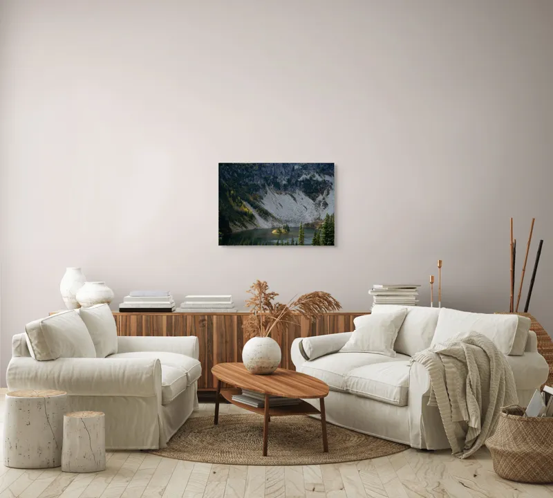 Tablou Canvas, "Insulă liniștită sub munte stâncos", Lac, Insulă, Pini, Stânci, Munți, Vegetație, Apă, Peisaj, Natural, Sălbatic, 70 x 50 cm – poza 6