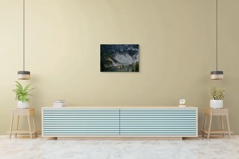 Tablou Canvas, "Insulă liniștită sub munte stâncos", Lac, Insulă, Pini, Stânci, Munți, Vegetație, Apă, Peisaj, Natural, Sălbatic, 70 x 50 cm – poza 7