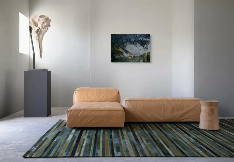 Tablou Canvas, "Insulă liniștită sub munte stâncos", Lac, Insulă, Pini, Stânci, Munți, Vegetație, Apă, Peisaj, Natural, Sălbatic, 70 x 50 cm – poza 8