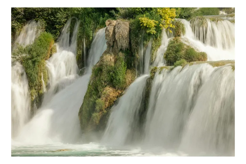 Tablou Canvas, "Cascadă în mijloc de natură vibrantă", Cascadă, Apă, Ploaie, Natură, Vegetație, Piatra, Copaci, Verdeață, Lumină, Curgere, 70 x 50 cm