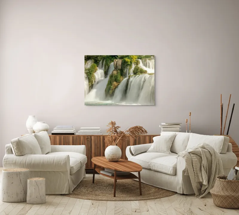 Tablou Canvas, "Cascadă în mijloc de natură vibrantă", Cascadă, Apă, Ploaie, Natură, Vegetație, Piatra, Copaci, Verdeață, Lumină, Curgere, 100 x 70 cm – poza 3