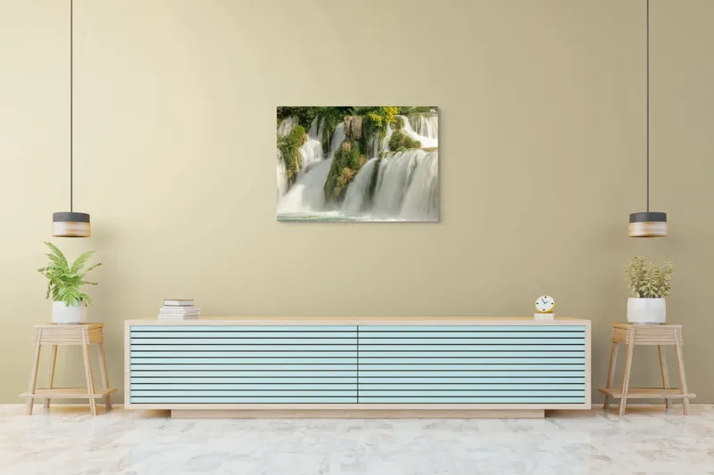 Tablou Canvas, "Cascadă în mijloc de natură vibrantă", Cascadă, Apă, Ploaie, Natură, Vegetație, Piatra, Copaci, Verdeață, Lumină, Curgere, 100 x 70 cm – poza 4