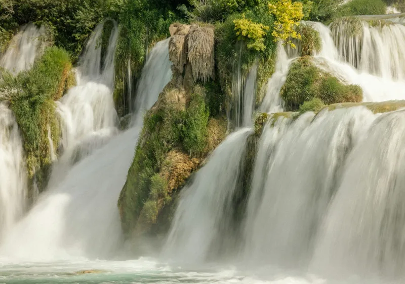 Tablou Canvas, "Cascadă în mijloc de natură vibrantă", Cascadă, Apă, Ploaie, Natură, Vegetație, Piatra, Copaci, Verdeață, Lumină, Curgere, 100 x 70 cm – poza 2