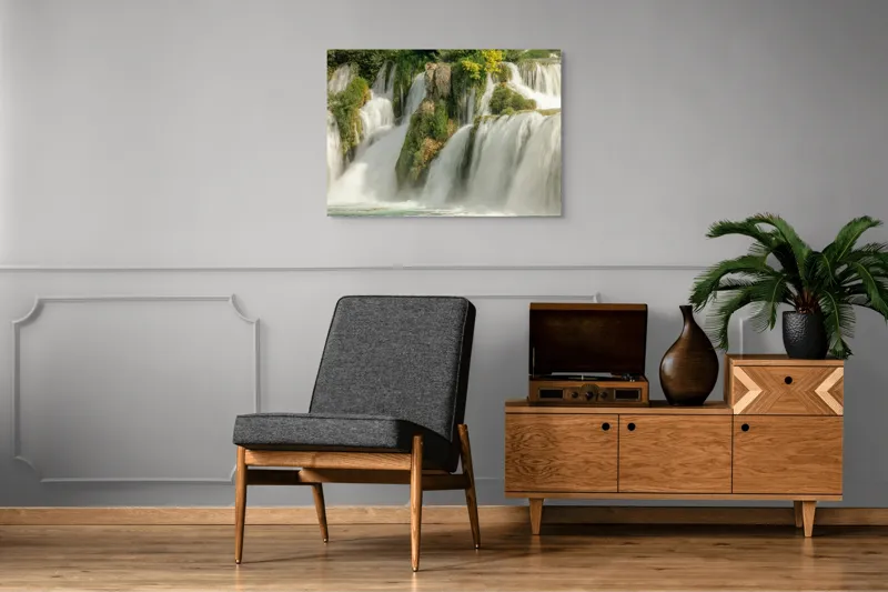 Tablou Canvas, "Cascadă în mijloc de natură vibrantă", Cascadă, Apă, Ploaie, Natură, Vegetație, Piatra, Copaci, Verdeață, Lumină, Curgere, 100 x 70 cm – poza 8