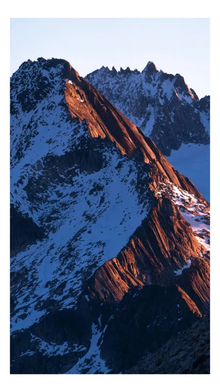 Tablou Canvas, "Lumina caldă a muntelui în zori", Rocă, Zăpadă, Amurg, Vârfuri, Umbre, Lumină, Contrast, Măreție, Cald, Rece, 39 x 54 cm