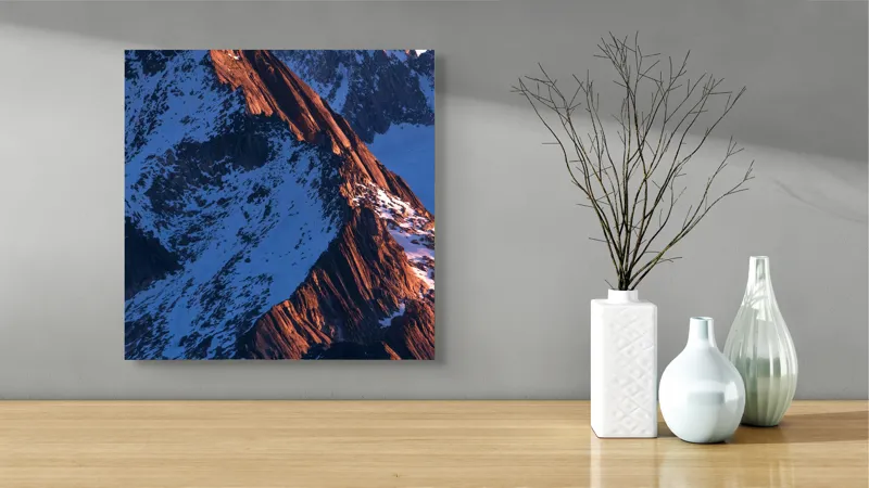 Tablou Canvas, "Lumina caldă a muntelui în zori", Rocă, Zăpadă, Amurg, Vârfuri, Umbre, Lumină, Contrast, Măreție, Cald, Rece, 50 x 50 cm – poza 3