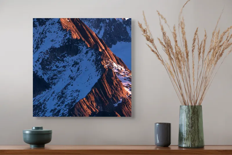 Tablou Canvas, "Lumina caldă a muntelui în zori", Rocă, Zăpadă, Amurg, Vârfuri, Umbre, Lumină, Contrast, Măreție, Cald, Rece, 50 x 50 cm – poza 4
