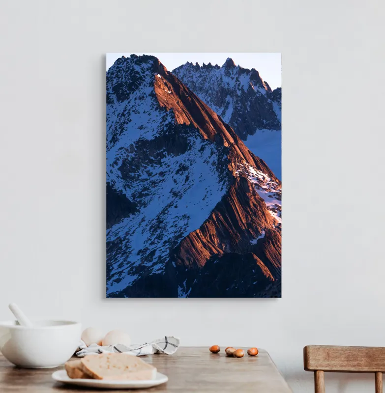 Tablou Canvas, "Lumina caldă a muntelui în zori", Rocă, Zăpadă, Amurg, Vârfuri, Umbre, Lumină, Contrast, Măreție, Cald, Rece, 50 x 70 cm – poza 3