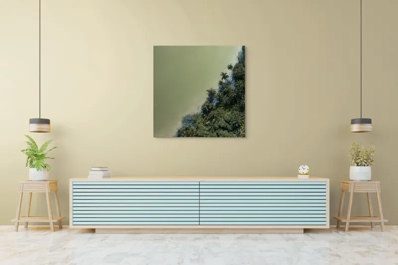 Tablou Canvas, "Pădurea tropicală întâlnește marea calmă", Pădure, Palmieri, Apă, Mal, Natură, Verde, Peisaj, Aerian, Tranziție, Contrast., 100 x 100 cm – poza 5
