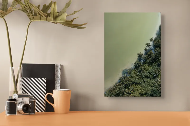 Tablou Canvas, "Pădurea tropicală întâlnește marea calmă", Pădure, Palmieri, Apă, Mal, Natură, Verde, Peisaj, Aerian, Tranziție, Contrast., 26 x 39 cm – poza 3