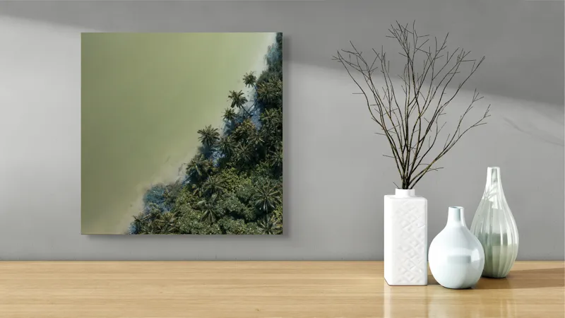 Tablou Canvas, "Pădurea tropicală întâlnește marea calmă", Pădure, Palmieri, Apă, Mal, Natură, Verde, Peisaj, Aerian, Tranziție, Contrast., 50 x 50 cm – poza 3