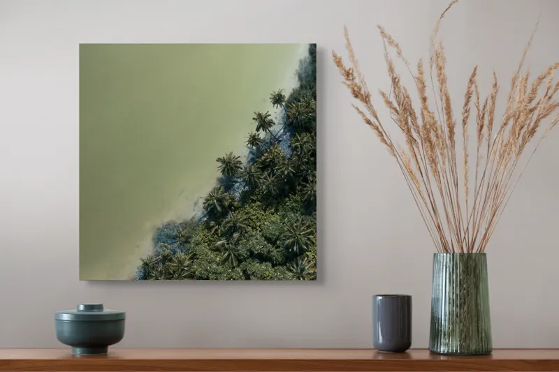 Tablou Canvas, "Pădurea tropicală întâlnește marea calmă", Pădure, Palmieri, Apă, Mal, Natură, Verde, Peisaj, Aerian, Tranziție, Contrast., 50 x 50 cm – poza 4