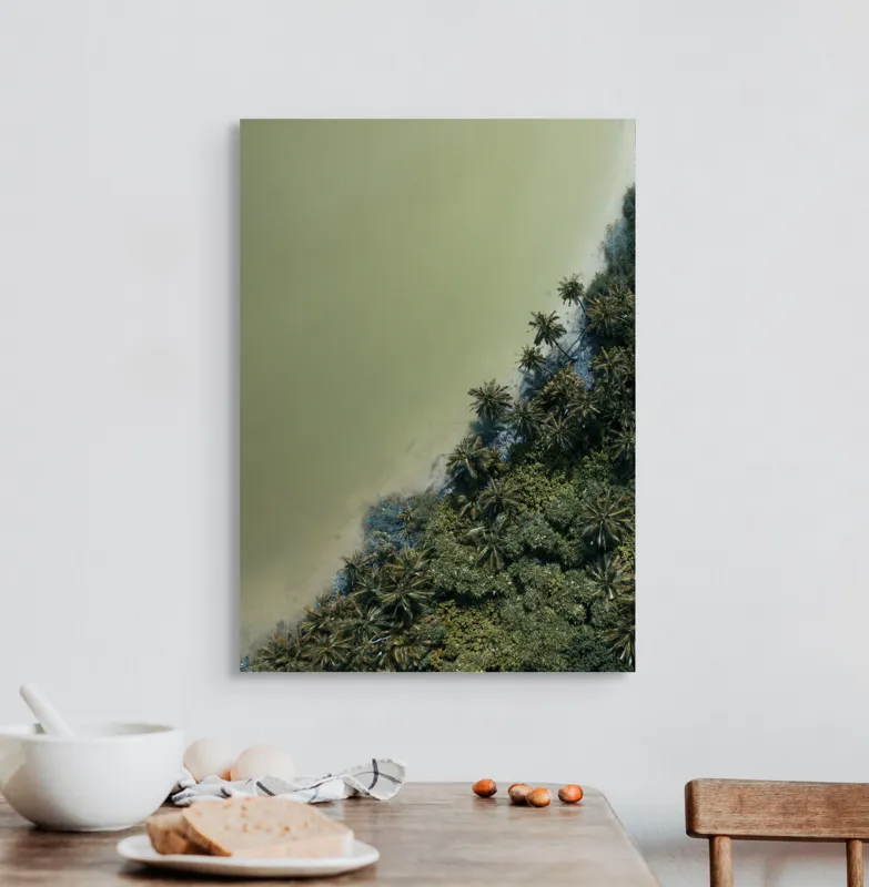 Tablou Canvas, "Pădurea tropicală întâlnește marea calmă", Pădure, Palmieri, Apă, Mal, Natură, Verde, Peisaj, Aerian, Tranziție, Contrast., 50 x 70 cm – poza 3