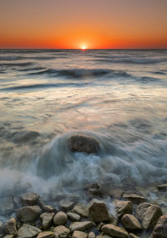 Tablou Canvas, "Răsărit peste valurile mării", Apus, Ocean, Valuri, Pietre, Orizont, Lumină, Calm, Natură., 70 x 100 cm – poza 2