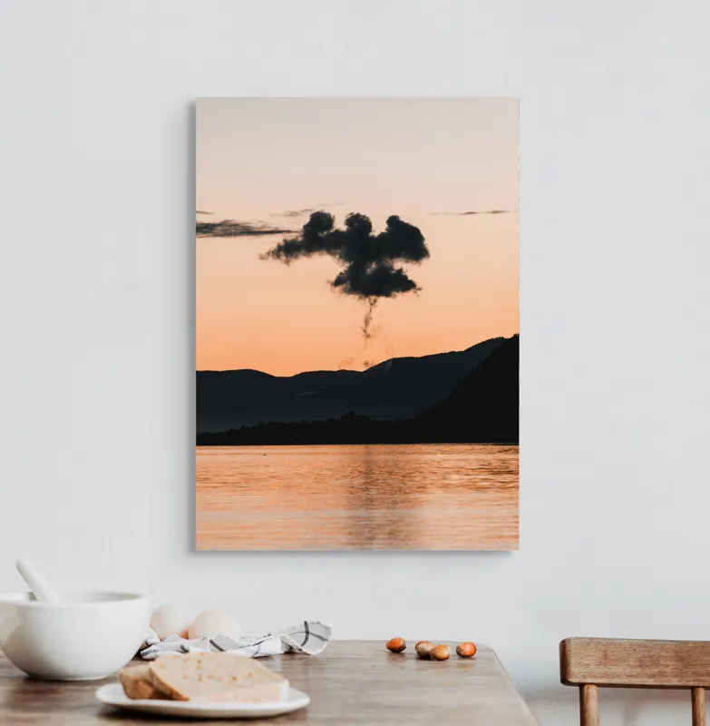 Tablou Canvas, "Nori de fum la apusul marii", Nori, Apus, Siluete, Apă, Liniște, Reflexie, Cer, Munți, Umbre, Peisaj, 50 x 70 cm – poza 3