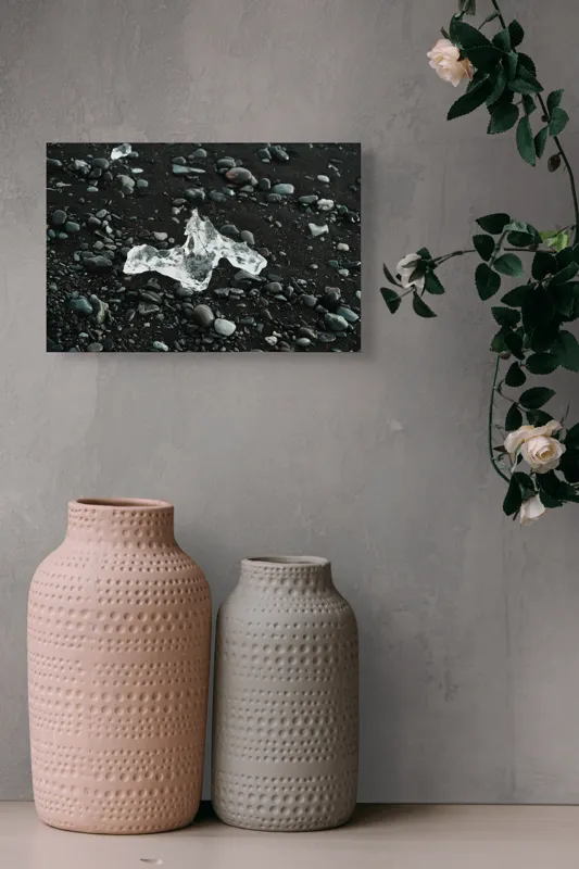 Tablou Canvas, "Gheață fragilă pe pietre vulcanice", Gheață, Pietre, Plajă, Negru, Rece, Textură, Natură, Contrast., 39 x 26 cm – poza 4