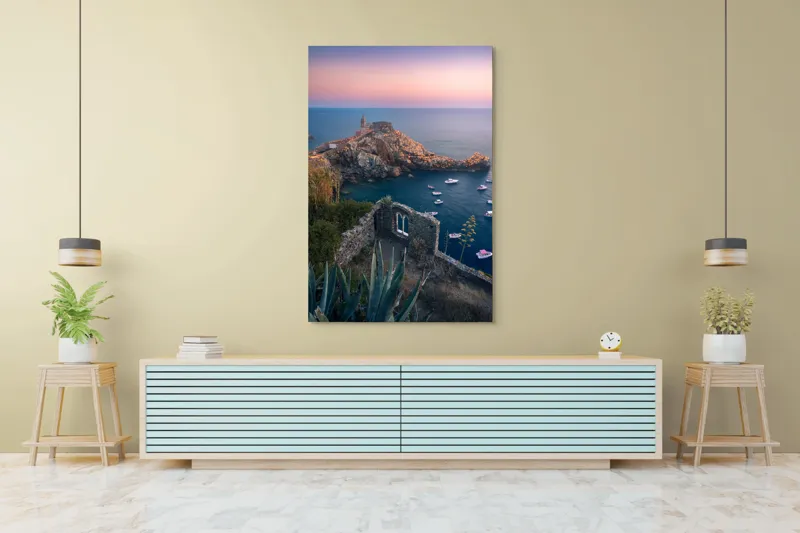 Tablou Canvas, "Castelul fermecat la apus de soare", Ruine, Apus, Lumină, Mare, Bărci, Stânci, Vegetație, Arhitectură, Cer, Frumusețe, 100 x 150 cm – poza 4