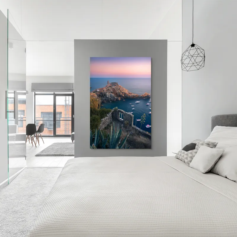 Tablou Canvas, "Castelul fermecat la apus de soare", Ruine, Apus, Lumină, Mare, Bărci, Stânci, Vegetație, Arhitectură, Cer, Frumusețe, 100 x 150 cm – poza 5