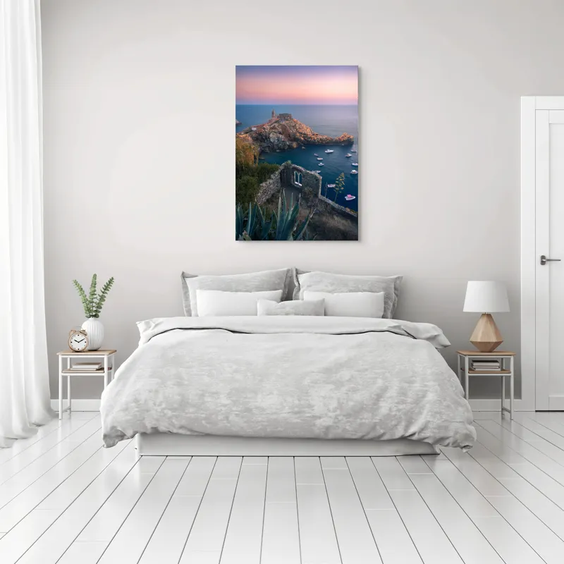 Tablou Canvas, "Castelul fermecat la apus de soare", Ruine, Apus, Lumină, Mare, Bărci, Stânci, Vegetație, Arhitectură, Cer, Frumusețe, 70 x 100 cm – poza 3