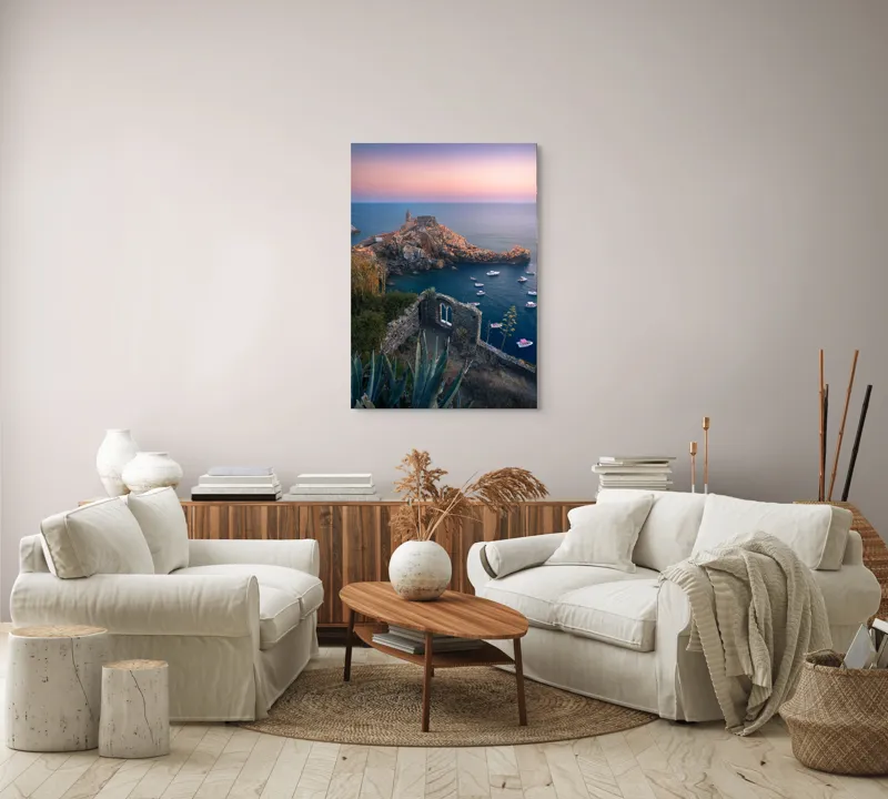Tablou Canvas, "Castelul fermecat la apus de soare", Ruine, Apus, Lumină, Mare, Bărci, Stânci, Vegetație, Arhitectură, Cer, Frumusețe, 70 x 100 cm – poza 4