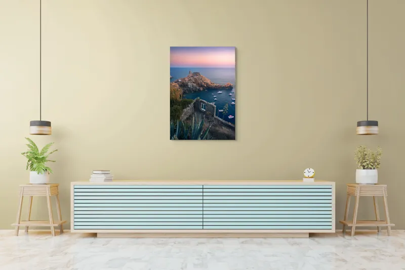 Tablou Canvas, "Castelul fermecat la apus de soare", Ruine, Apus, Lumină, Mare, Bărci, Stânci, Vegetație, Arhitectură, Cer, Frumusețe, 70 x 100 cm – poza 5