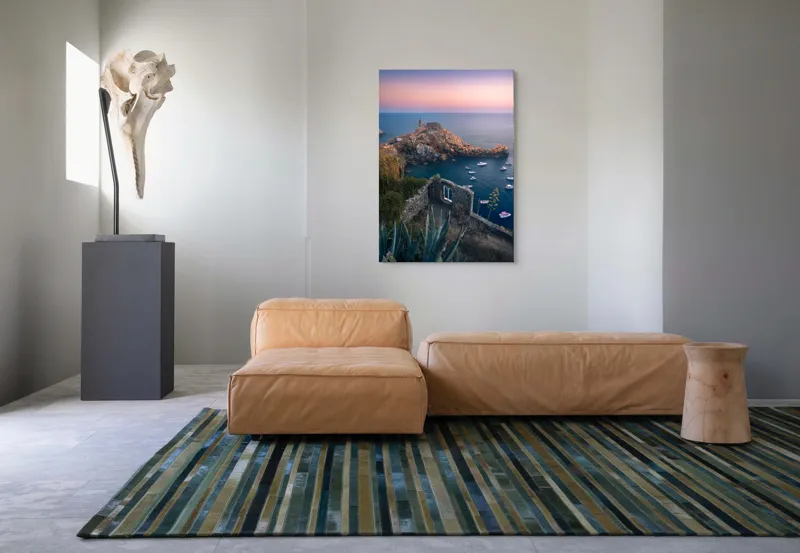 Tablou Canvas, "Castelul fermecat la apus de soare", Ruine, Apus, Lumină, Mare, Bărci, Stânci, Vegetație, Arhitectură, Cer, Frumusețe, 70 x 100 cm – poza 7