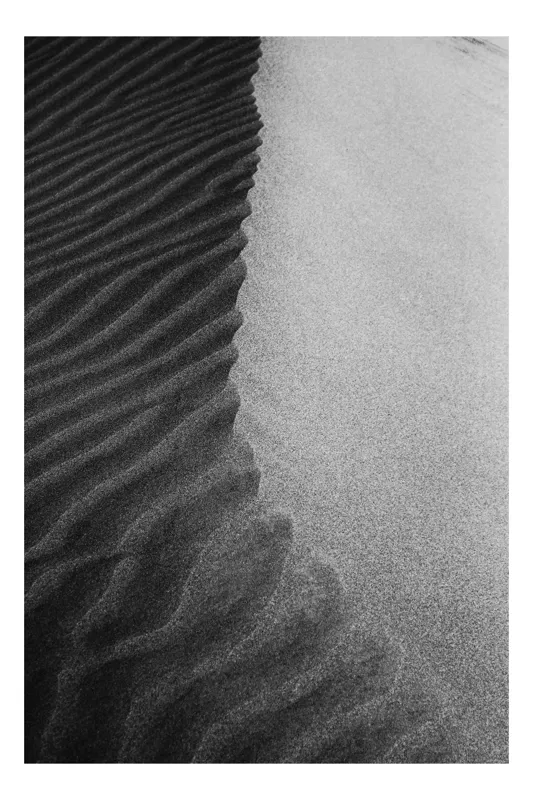 Tablou Canvas, "Nisipuri îmbrățișate de umbre fine", Nisip, Textură, Contrast, Dune, Valuri, Natural, Monocrom, Mișcare, 39 x 54 cm