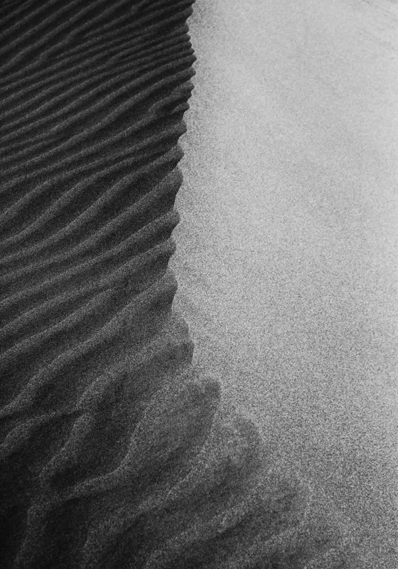 Tablou Canvas, "Nisipuri îmbrățișate de umbre fine", Nisip, Textură, Contrast, Dune, Valuri, Natural, Monocrom, Mișcare, 70 x 100 cm – poza 2