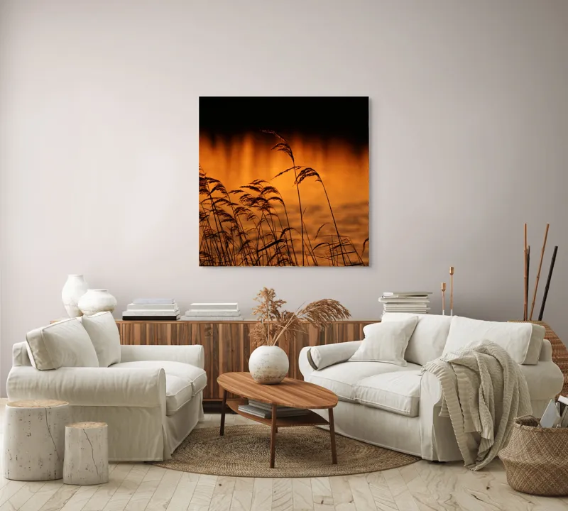 Tablou Canvas, "Tăcerea apusului peste trestii liniștite", Aur, Apus, Siluete, Trestii, Reflecție, Apă, Serenitate, Natură, Cald, Lumină, 100 x 100 cm – poza 3