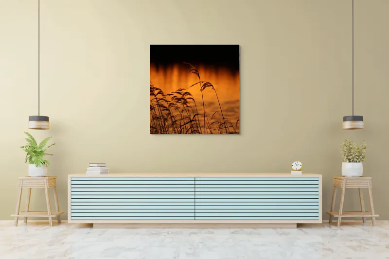 Tablou Canvas, "Tăcerea apusului peste trestii liniștite", Aur, Apus, Siluete, Trestii, Reflecție, Apă, Serenitate, Natură, Cald, Lumină, 100 x 100 cm – poza 5