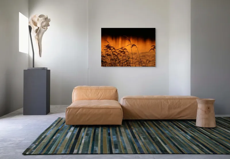 Tablou Canvas, "Tăcerea apusului peste trestii liniștite", Aur, Apus, Siluete, Trestii, Reflecție, Apă, Serenitate, Natură, Cald, Lumină, 100 x 70 cm – poza 7