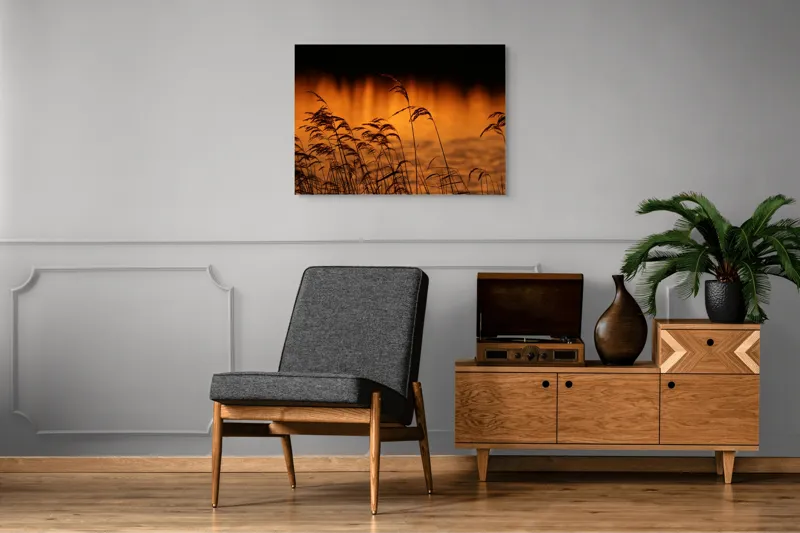 Tablou Canvas, "Tăcerea apusului peste trestii liniștite", Aur, Apus, Siluete, Trestii, Reflecție, Apă, Serenitate, Natură, Cald, Lumină, 100 x 70 cm – poza 8
